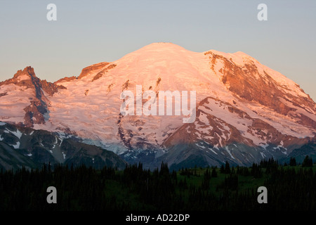 Rot Orange Leuchten des Mount Rainier an Sunrise Berg Washington State USA Stockfoto