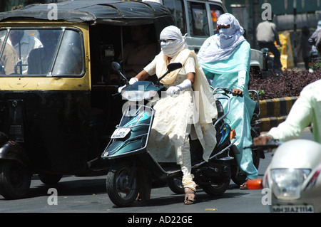 ASB73159 zwei Wheeler Motorradfahrer decken ihre Gesichter mit Schals, Sommerhitze in Nagpur, Maharashtra, Indien zu vermeiden Stockfoto