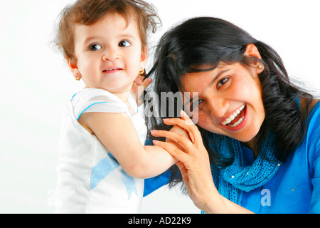 SSK71694 indische Mutter und Kind spielen, lachen, glücklich Stockfoto