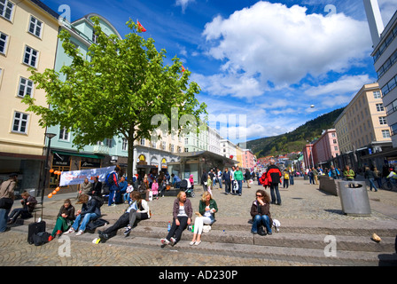 Touristen und Einwohner von Bergen entspannen am Torgallmenningen Platz in Bergen Norwegen Stockfoto