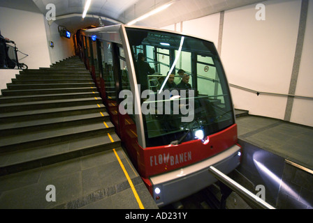 Die Standseilbahn Fløibahn bietet eine fantastische Aussicht auf die Stadt auf dem Weg an die Spitze des Mount Fløien in Bergen, Norwegen Stockfoto