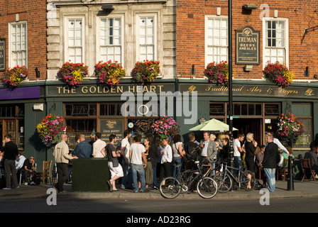 Menschen trinken außerhalb der Goldenen Herzen Pub in Spitalfields im East End von London England UK Stockfoto