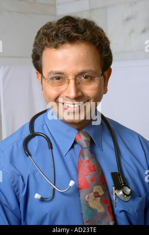 VEP72214 jungen indischen Arzt lächelnd mit Stethoskop in Klinik Krankenhaus Model Release Nummer 637 Stockfoto