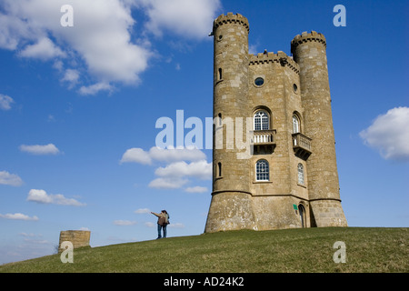 Besucher bewundern die Aussicht vom Broadway Tower auf Hügel in Cotswolds Stockfoto