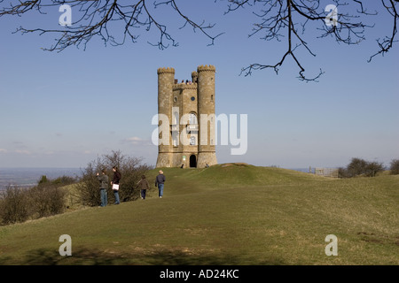 Broadway Tower auf Hügel in Cotswolds UK Stockfoto