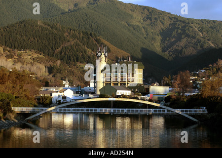 Das städtische Gebäude betrachtet über den Maitai-Fluss in Nelson City, Neuseeland Stockfoto