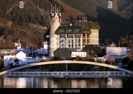 Das städtische Gebäude betrachtet über den Maitai-Fluss in Nelson City, Neuseeland Stockfoto