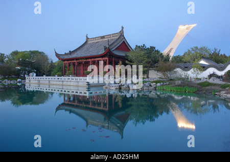 Friendship Hall und Olympic Stadium in der Dämmerung II, chinesische Botanischer Garten, Montreal Stockfoto