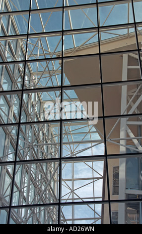 Ganz in der Nähe Blick auf eine schiefe Glasfassade an einem Gebäude mit moderner Architektur in Utah, USA. Stockfoto