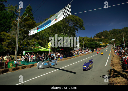 Trolley Autorennen hinunter den Hügel von Collingwood Street, Nelson, Neuseeland Stockfoto