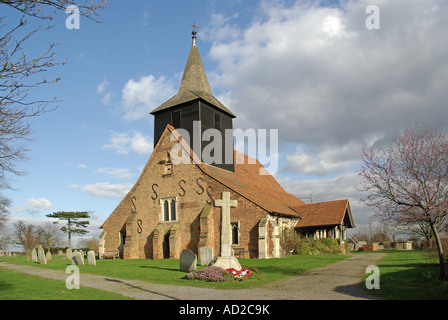 Mountnessing Pfarrkirche und Turm mit S-förmiger Krawatte Eisen auf Giebelwand prall beheben umfasst Kränze am Ehrenmal Stockfoto