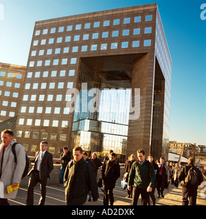 Am frühen Morgen Büroangestellte zu Fuß über die London Bridge mit einer London Bridge im Hintergrund 2007 arbeiten Stockfoto