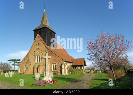 Mountnessing ländlichen Pfarrkirche und Turm mit Kriegerdenkmal beachten Sie, dass große Strebepfeiler und S-förmiger Eisen zu Giebelwand binden Stockfoto