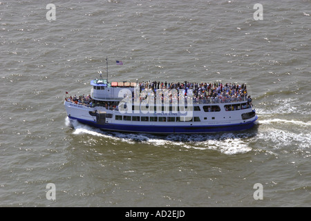 Luftaufnahme des Sightseeing-Schiff Kreuzfahrt am Hudson River in New York, U.S.A. Stockfoto
