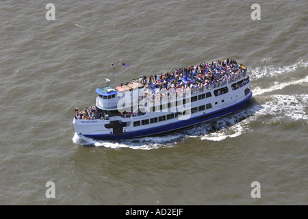 Luftaufnahme des Sightseeing-Schiff Kreuzfahrt am Hudson River in New York, U.S.A. Stockfoto