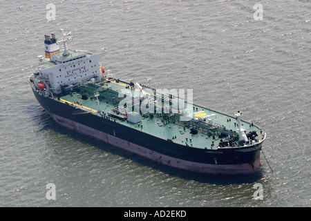 Luftaufnahme der Container Frachtschiff auf New York Harbor, New York, Vereinigte Staaten von Amerika Stockfoto