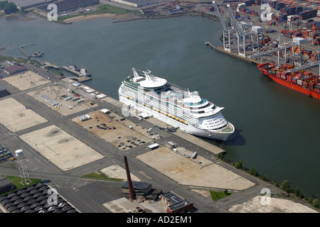 Luftaufnahme des Kreuzfahrtschiffes angedockt an Bayonne, New Jersey, Vereinigte Staaten von Amerika Stockfoto