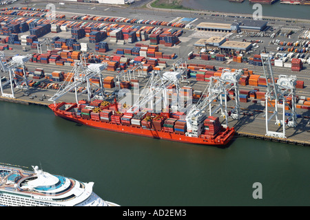 Luftaufnahme des Container-Schiff angedockt in Bayonne, New Jersey, Vereinigte Staaten von Amerika Stockfoto
