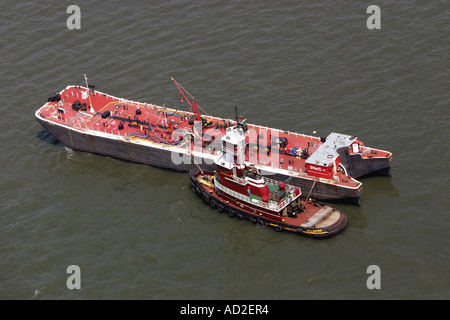 Luftaufnahme des Schiffes auf New York Bay, New York, Vereinigte Staaten von Amerika Stockfoto