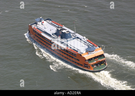 Luftaufnahme der Staten Island Ferry als es kreuzt Hafen von New York. Stockfoto