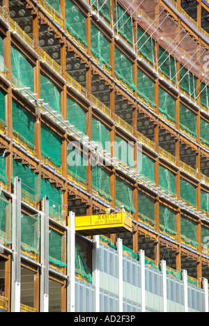 Grüne Sicherheit Verrechnung auf Stahlrahmen Bürogebäude in der Innenstadt von London ohne externe Gerüst England Großbritannien errichtet. Stockfoto