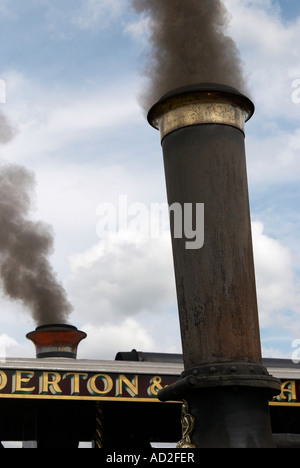 Rauch aus den Schornsteinen der Dampf-Lokomobile bei einer Kundgebung in Hampshire, England, Juni 2007 Stockfoto