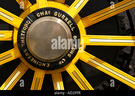 Nahaufnahme von Nabe und Speichen Antriebsrad einer Burrell Showmans Engine auf einer Kundgebung von Dampf, Hampshire, England, Juni 2007 Stockfoto