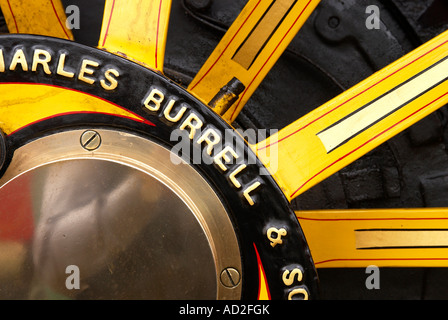 Nahaufnahme von Nabe und Speichen Antriebsrad einer Burrell Showmans Engine auf einer Kundgebung von Dampf, Hampshire, England, Juni 2007 Stockfoto