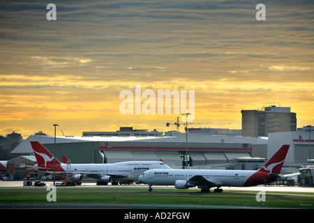 Qantas Boeing 747 Jumbo und 767 Flugzeuge am Flughafen Maskottchen im Morgenlicht Stockfoto