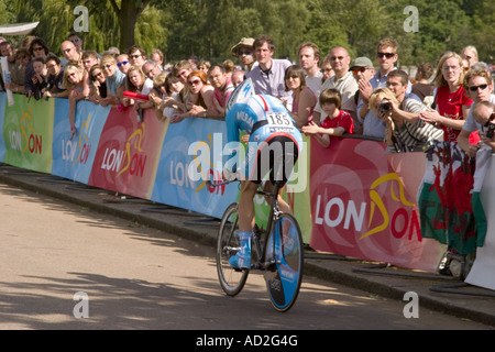 Zuschauer säumen die Strecke um die Prolog-Etappe der Tour de France 2007 in London zu sehen Stockfoto