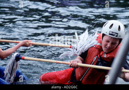 Wölflinge im Alter von 10 bis 12 Jahren spielen Mop Ritterturniere in Kanus auf Themse nr London England uk Großbritannien Europa Eu Stockfoto