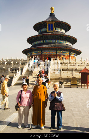 Ein Mönch an der Halle des Gebets für gute Ernten die Tempel der Himmel Unesco Welt Erbe Website Beijing China Stockfoto