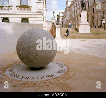 Denkmal für die Opfer von einem terroristischen Bombenanschlag 12. Oktober 2002 in Kuta, Bali. Horse Guards Road, London, England, UK. Stockfoto