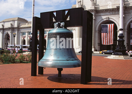 Nachbildung der Freiheitsglocke außerhalb Union Railway Station, Washington, DC, USA Stockfoto