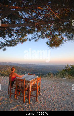 KRETA, GRIECHENLAND. Eine junge Frau, die den Sonnenaufgang in den Lefka Ori (weißen Berge) in der Provinz Chania. Stockfoto