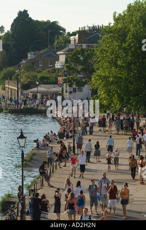 Richmond Upon Thames Surrey England Touristen die Thames Path HOMER SYKES Stockfoto