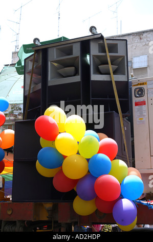 Große Lautsprecher dekoriert mit Luftballons auf einem Schwimmer während einer feierlichen parade Stockfoto