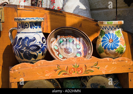 Antike Keramik Artikel für den Verkauf außerhalb ein Antiquitätengeschäft, Sighisoara/Schäßburg, Siebenbürgen, Rumänien Stockfoto