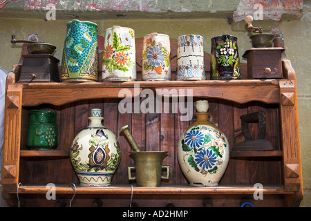 Antike Keramik Artikel zum Verkauf auf Regale außerhalb ein Antiquitätengeschäft, Sighisoara/Schäßburg, Siebenbürgen, Rumänien Stockfoto