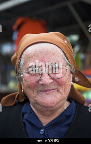 Alte Dame lächelnd, Sovata, Siebenbürgen, Rumänien Stockfoto