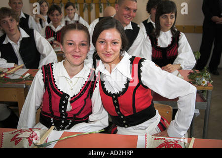 Schülerinnen und Schüler in ungarische Tracht, im Klassenzimmer, Gheorgheni, Siebenbürgen, Rumänien Stockfoto