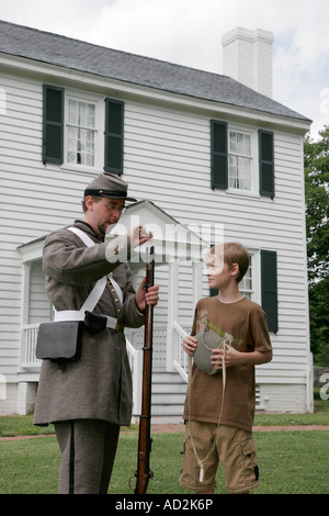 Newport News Virginia,Endview Plantation,Konföderierte Soldat,Reenactor,Reenact,Rollenspiele,Act,Kostüm,Gewehr,Junge Jungen männliche Kinder Kinderkantine,VA07061 Stockfoto