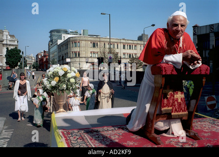 Papst Benedict XVI gleich aussehen, während die italienischen religiöses Fest in Clerkenwell, London Stockfoto