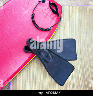 Boogie Board und Flossen am Strand von Waikiki, Hawaii Stockfoto