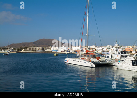 dh CORRALEJO FUERTEVENTURA Yachten Katamaran am Hafen Marina und das Meer Hafenstadt Stockfoto