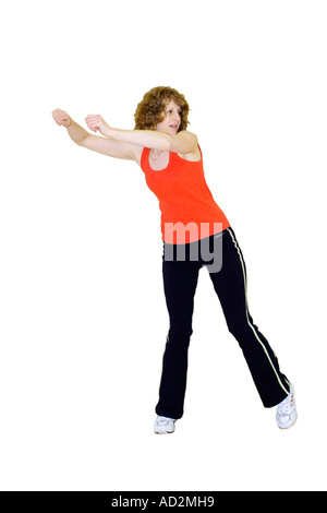 Einsame erwachsene Frau Durchführung Step Aerobic Übungen gegen einen weißen Hintergrund Stockfoto