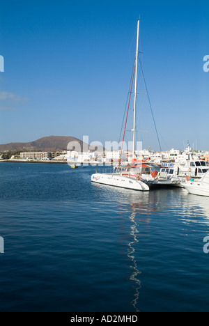 dh CORRALEJO FUERTEVENTURA Yachten Katamaran am Hafen Marina und das Meer Hafenstadt Stockfoto