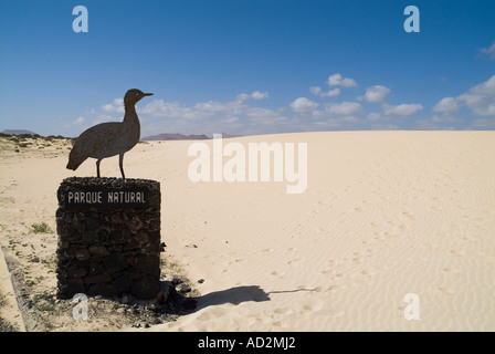 dh Parque Natural de Las Dunas CORRALEJO FUERTEVENTURA Nationalpark Schild mit weißen Sanddünen Stockfoto