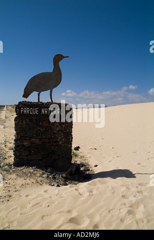 dh Parque Natural de Las Dunas CORRALEJO FUERTEVENTURA Nationalpark Schild mit weißen Sanddünen Stockfoto