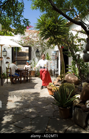 dh Casa Santa Maria BETANCURIA FUERTEVENTURA Fuerteventuran alte Hauptstadt Haus Kellnerin serviert kühles Getränk im Café patio Stockfoto